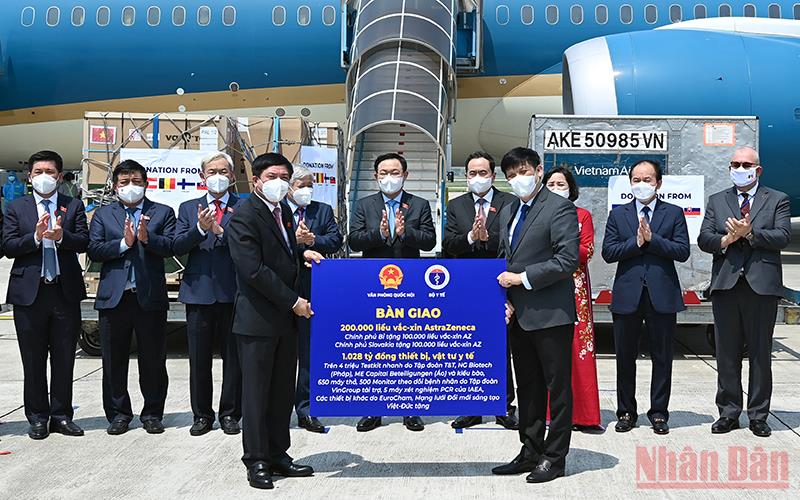 Countries support Vietnam with VND1 028 billion of medical equipment and supplies